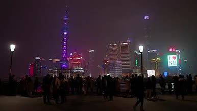 夜游上海外滩陆家嘴的游客视频的预览图